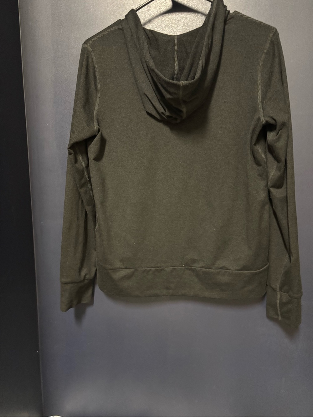 Vuori Halo Performance Hoodie 2.0 in Classic Black - Picture 2 of 4